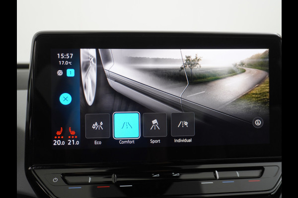 Volkswagen ID.3 58kWh 204PK First Plus Navi-Pro 19" Camera Apple Carplay Android Auto Matrix-LED Stoel-Stuurverwarming Adapt.Cruise Control Pdc  Lmv Bluetooth Draadloze telefoonlader Regensensor Rijstrooksensor Verkeersbord detectie €44.000,- Nieuw! Grootste accu (garantie t/m 30-12-2028)