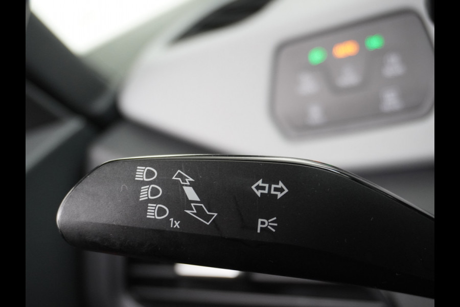 Volkswagen ID.3 58kWh 204PK First Plus Navi-Pro 19" Camera Apple Carplay Android Auto Matrix-LED Stoel-Stuurverwarming Adapt.Cruise Control Pdc  Lmv Bluetooth Draadloze telefoonlader Regensensor Rijstrooksensor Verkeersbord detectie €44.000,- Nieuw! Grootste accu (garantie t/m 30-12-2028)