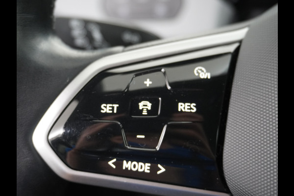 Volkswagen ID.3 58kWh 204PK First Plus Navi-Pro 19" Camera Apple Carplay Android Auto Matrix-LED Stoel-Stuurverwarming Adapt.Cruise Control Pdc  Lmv Bluetooth Draadloze telefoonlader Regensensor Rijstrooksensor Verkeersbord detectie €44.000,- Nieuw! Grootste accu (garantie t/m 30-12-2028)
