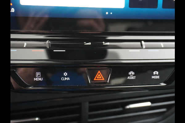 Volkswagen ID.3 58kWh 204PK First Plus Navi-Pro 19" Camera Apple Carplay Android Auto Matrix-LED Stoel-Stuurverwarming Adapt.Cruise Control Pdc  Lmv Bluetooth Draadloze telefoonlader Regensensor Rijstrooksensor Verkeersbord detectie €44.000,- Nieuw! Grootste accu (garantie t/m 30-12-2028)