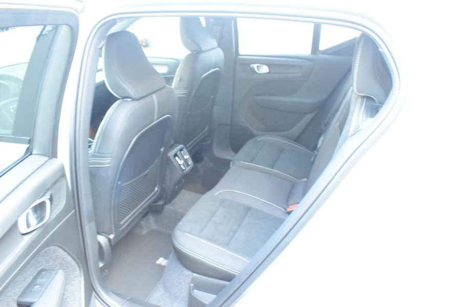 Volvo XC40 B4 211PK Automaat Plus Dark / Lighting Pack / Pixel led / 20'' Velgen / Donker getint glas