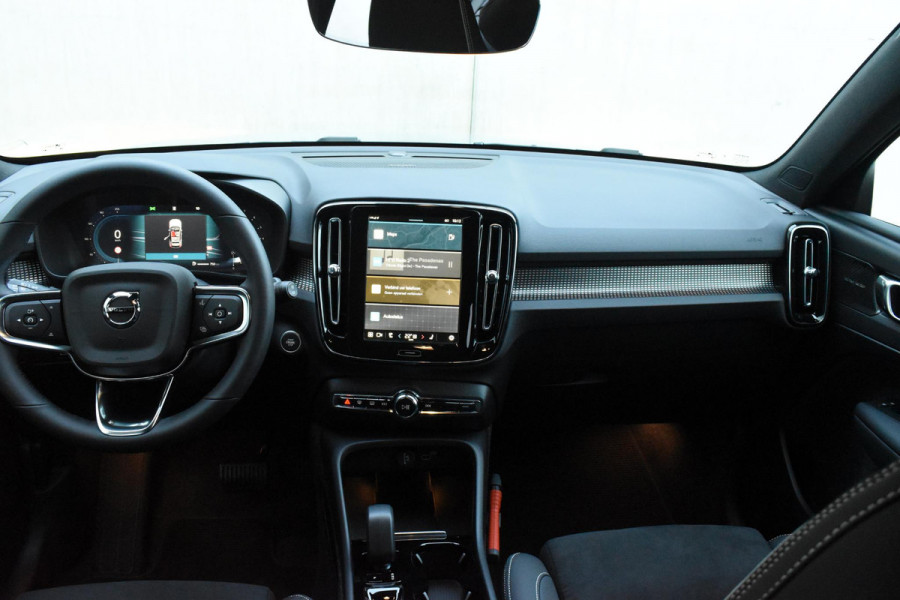 Volvo XC40 B4 211PK Automaat Plus Dark / Lighting Pack / Pixel led / 20'' Velgen / Donker getint glas