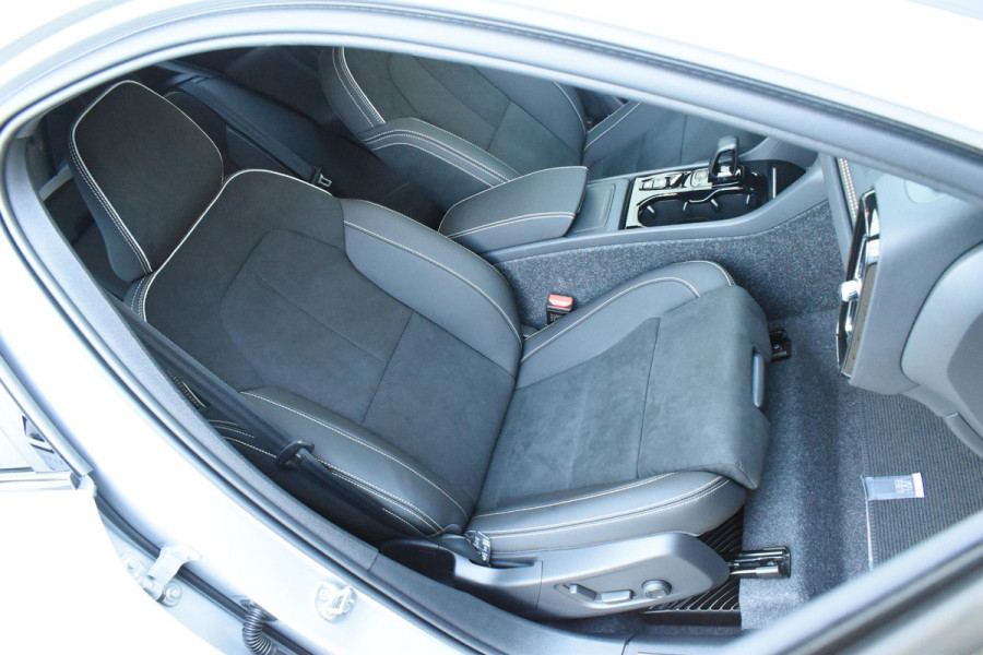 Volvo XC40 B4 211PK Automaat Plus Dark / Lighting Pack / Pixel led / 20'' Velgen / Donker getint glas
