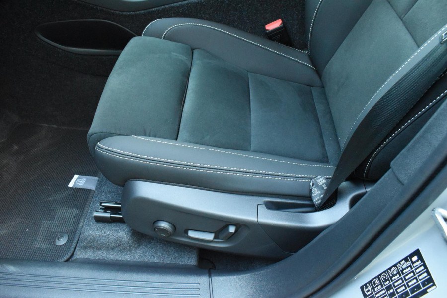 Volvo XC40 B4 211PK Automaat Plus Dark / Lighting Pack / Pixel led / 20'' Velgen / Donker getint glas