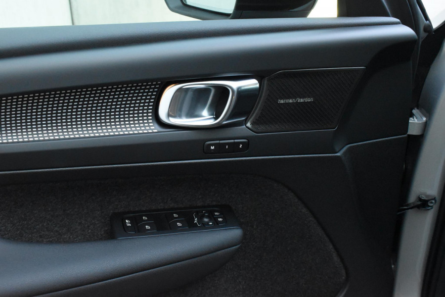 Volvo XC40 B4 211PK Automaat Plus Dark / Lighting Pack / Pixel led / 20'' Velgen / Donker getint glas