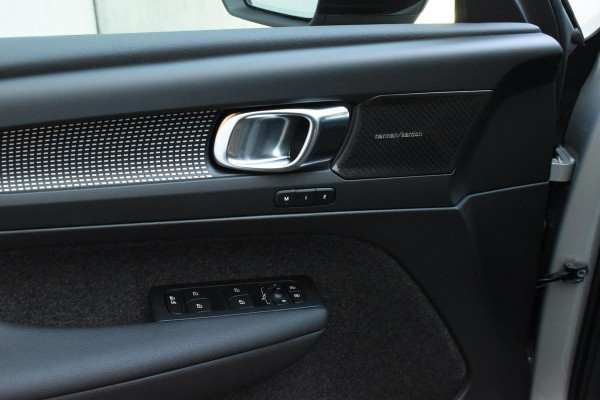 Volvo XC40 B4 211PK Automaat Plus Dark / Lighting Pack / Pixel led / 20'' Velgen / Donker getint glas
