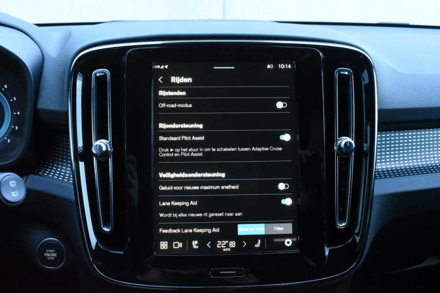 Volvo XC40 B4 211PK Automaat Plus Dark / Lighting Pack / Pixel led / 20'' Velgen / Donker getint glas
