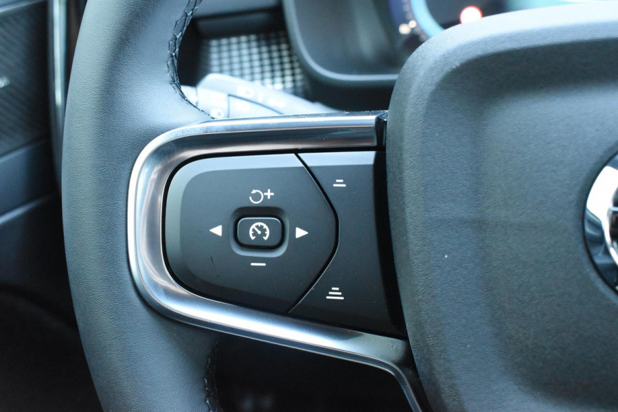 Volvo XC40 B4 211PK Automaat Plus Dark / Lighting Pack / Pixel led / 20'' Velgen / Donker getint glas