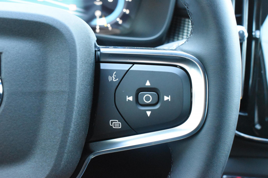 Volvo XC40 B4 211PK Automaat Plus Dark / Lighting Pack / Pixel led / 20'' Velgen / Donker getint glas