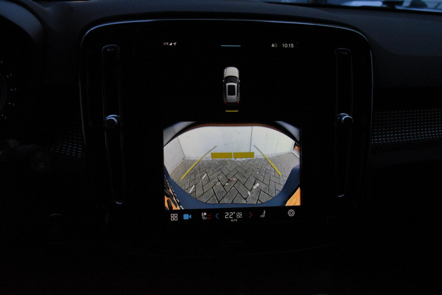 Volvo XC40 B4 211PK Automaat Plus Dark / Lighting Pack / Pixel led / 20'' Velgen / Donker getint glas