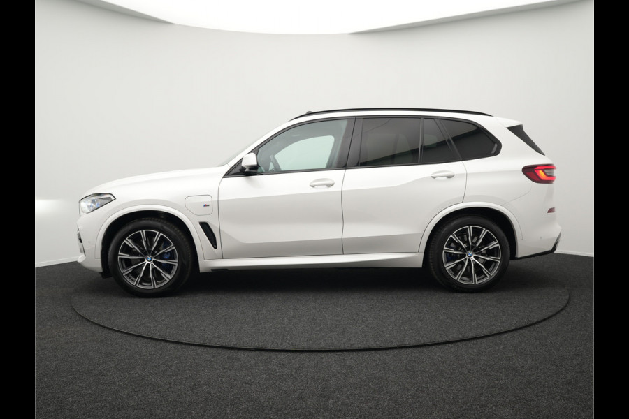 BMW X5 xDrive45e M Sport Plug In Hybrid 394pk Dealer O.H. PHEV | Panodak | Luchtvering | Lederen Sporstoelen Memory & Massage | Stoelventilatie | Harman Kardon | Head Up | Navigatie | Apple Carplay | Sfeerverlichting | Laser LED | DAB |