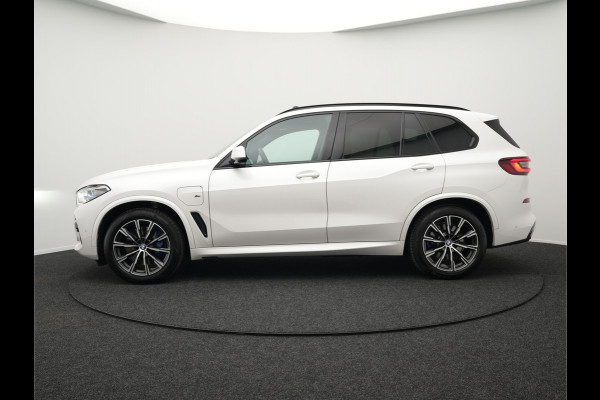 BMW X5 xDrive45e M Sport Plug In Hybrid 394pk Dealer O.H. PHEV | Panodak | Luchtvering | Lederen Sporstoelen Memory & Massage | Stoelventilatie | Harman Kardon | Head Up | Navigatie | Apple Carplay | Sfeerverlichting | Laser LED | DAB |