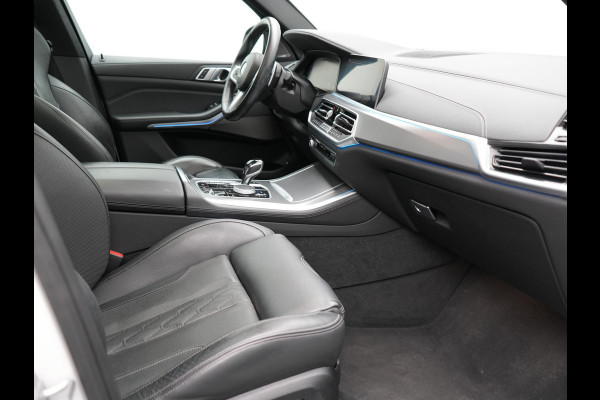 BMW X5 xDrive45e M Sport Plug In Hybrid 394pk Dealer O.H. PHEV | Panodak | Luchtvering | Lederen Sporstoelen Memory & Massage | Stoelventilatie | Harman Kardon | Head Up | Navigatie | Apple Carplay | Sfeerverlichting | Laser LED | DAB |
