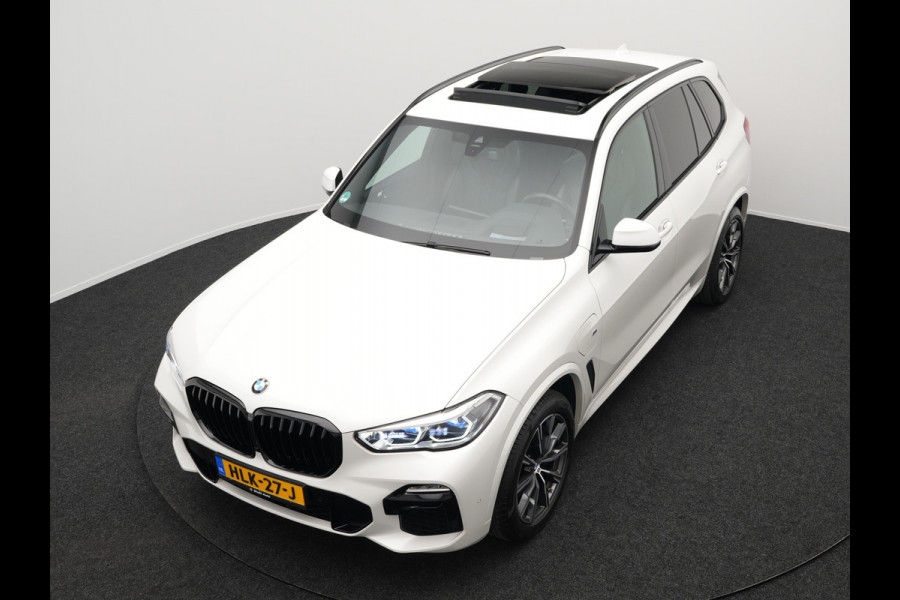 BMW X5 xDrive45e M Sport Plug In Hybrid 394pk Dealer O.H. PHEV | Panodak | Luchtvering | Lederen Sporstoelen Memory & Massage | Stoelventilatie | Harman Kardon | Head Up | Navigatie | Apple Carplay | Sfeerverlichting | Laser LED | DAB |