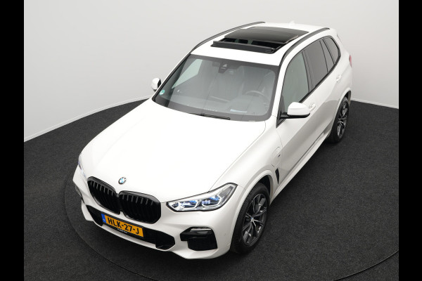 BMW X5 xDrive45e M Sport Plug In Hybrid 394pk Dealer O.H. PHEV | Panodak | Luchtvering | Lederen Sporstoelen Memory & Massage | Stoelventilatie | Harman Kardon | Head Up | Navigatie | Apple Carplay | Sfeerverlichting | Laser LED | DAB |