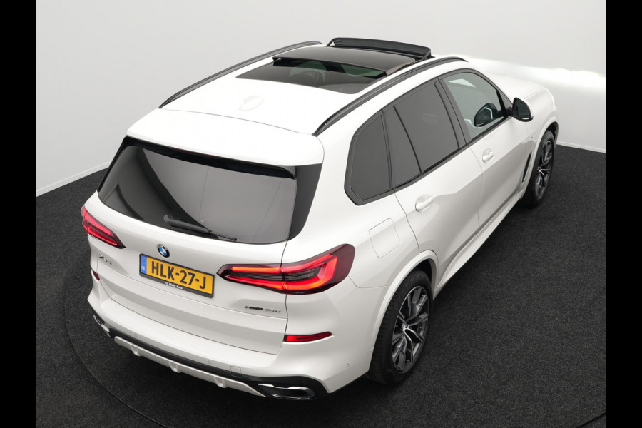 BMW X5 xDrive45e M Sport Plug In Hybrid 394pk Dealer O.H. PHEV | Panodak | Luchtvering | Lederen Sporstoelen Memory & Massage | Stoelventilatie | Harman Kardon | Head Up | Navigatie | Apple Carplay | Sfeerverlichting | Laser LED | DAB |