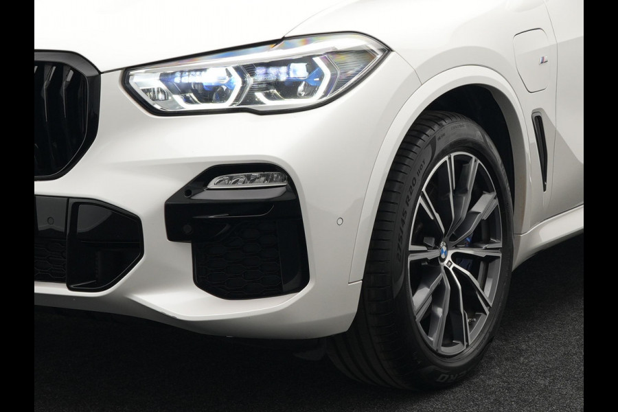 BMW X5 xDrive45e M Sport Plug In Hybrid 394pk Dealer O.H. PHEV | Panodak | Luchtvering | Lederen Sporstoelen Memory & Massage | Stoelventilatie | Harman Kardon | Head Up | Navigatie | Apple Carplay | Sfeerverlichting | Laser LED | DAB |