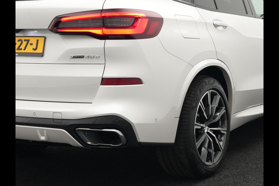 BMW X5 xDrive45e M Sport Plug In Hybrid 394pk Dealer O.H. PHEV | Panodak | Luchtvering | Lederen Sporstoelen Memory & Massage | Stoelventilatie | Harman Kardon | Head Up | Navigatie | Apple Carplay | Sfeerverlichting | Laser LED | DAB |