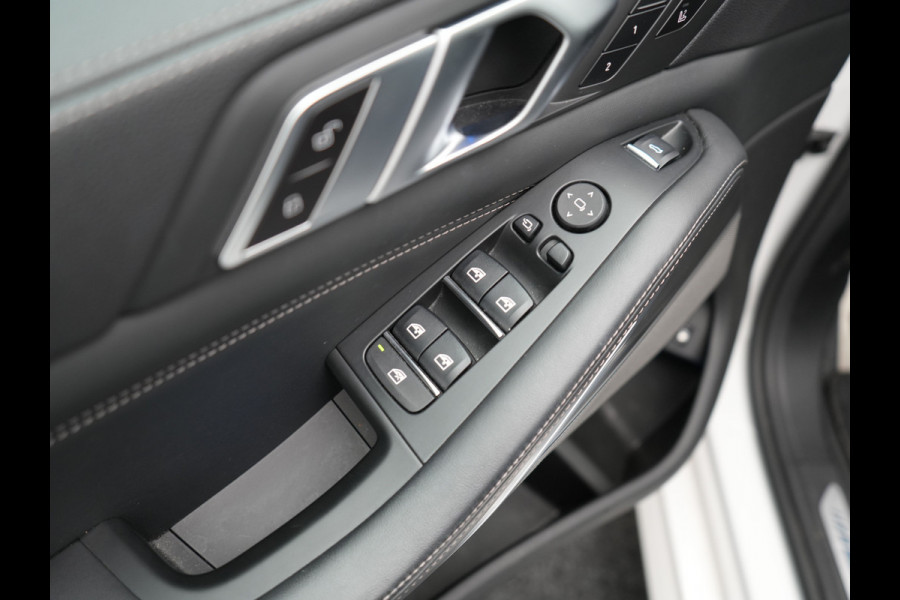 BMW X5 xDrive45e M Sport Plug In Hybrid 394pk Dealer O.H. PHEV | Panodak | Luchtvering | Lederen Sporstoelen Memory & Massage | Stoelventilatie | Harman Kardon | Head Up | Navigatie | Apple Carplay | Sfeerverlichting | Laser LED | DAB |