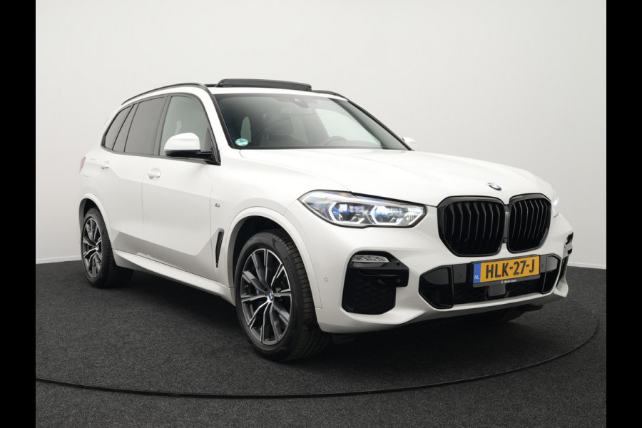 BMW X5 xDrive45e M Sport Plug In Hybrid 394pk Dealer O.H. PHEV | Panodak | Luchtvering | Lederen Sporstoelen Memory & Massage | Stoelventilatie | Harman Kardon | Head Up | Navigatie | Apple Carplay | Sfeerverlichting | Laser LED | DAB |