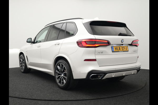 BMW X5 xDrive45e M Sport Plug In Hybrid 394pk Dealer O.H. PHEV | Panodak | Luchtvering | Lederen Sporstoelen Memory & Massage | Stoelventilatie | Harman Kardon | Head Up | Navigatie | Apple Carplay | Sfeerverlichting | Laser LED | DAB |