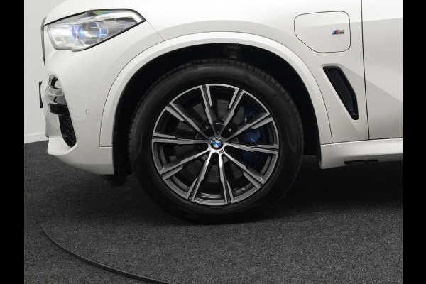 BMW X5 xDrive45e M Sport Plug In Hybrid 394pk Dealer O.H. PHEV | Panodak | Luchtvering | Lederen Sporstoelen Memory & Massage | Stoelventilatie | Harman Kardon | Head Up | Navigatie | Apple Carplay | Sfeerverlichting | Laser LED | DAB |