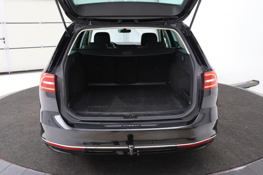 Volkswagen Passat 1.4 TSI TSI Highline | Stoelverwarming | Carplay | Trekhaak| Leder/Alcantara | Full LED | Navigatie | Adaptive cruise | Climate control