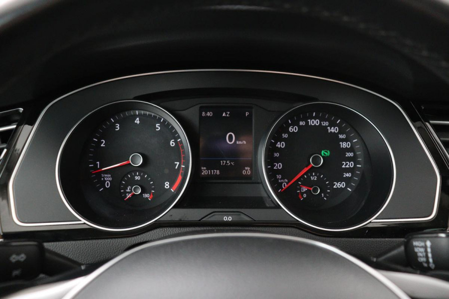 Volkswagen Passat 1.4 TSI TSI Highline | Stoelverwarming | Carplay | Trekhaak| Leder/Alcantara | Full LED | Navigatie | Adaptive cruise | Climate control