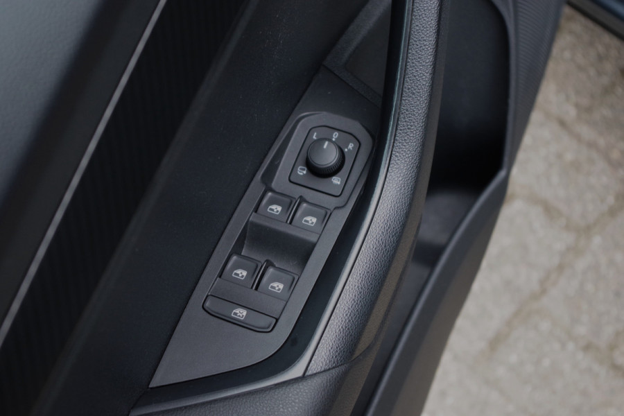 Škoda Karoq 1.5 TSI ACT 150 PK Automaat Sportline BNS, Trekhaak, Panoramadak, Camera, Adap. Cruise Control