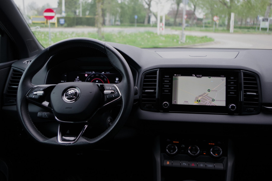 Škoda Karoq 1.5 TSI ACT 150 PK Automaat Sportline BNS, Trekhaak, Panoramadak, Camera, Adap. Cruise Control