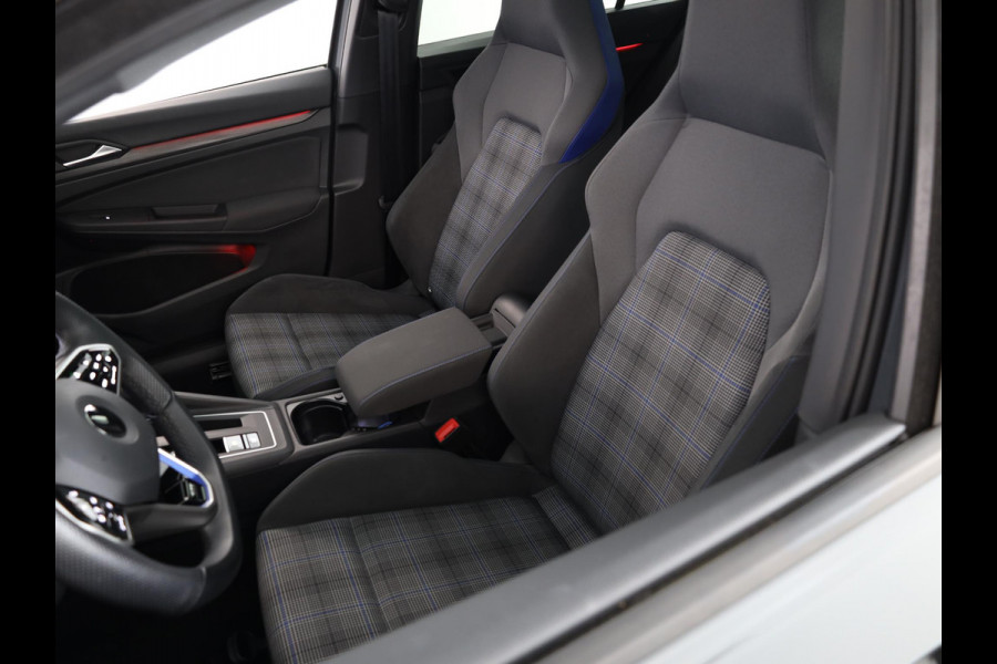 Volkswagen Golf 1.4 eHybrid GTE 245 pk Automaat (DSG) | Navigatie | Panoramadak | Parkeersensoren | Adaptieve cruise control | Stoelverwarming |