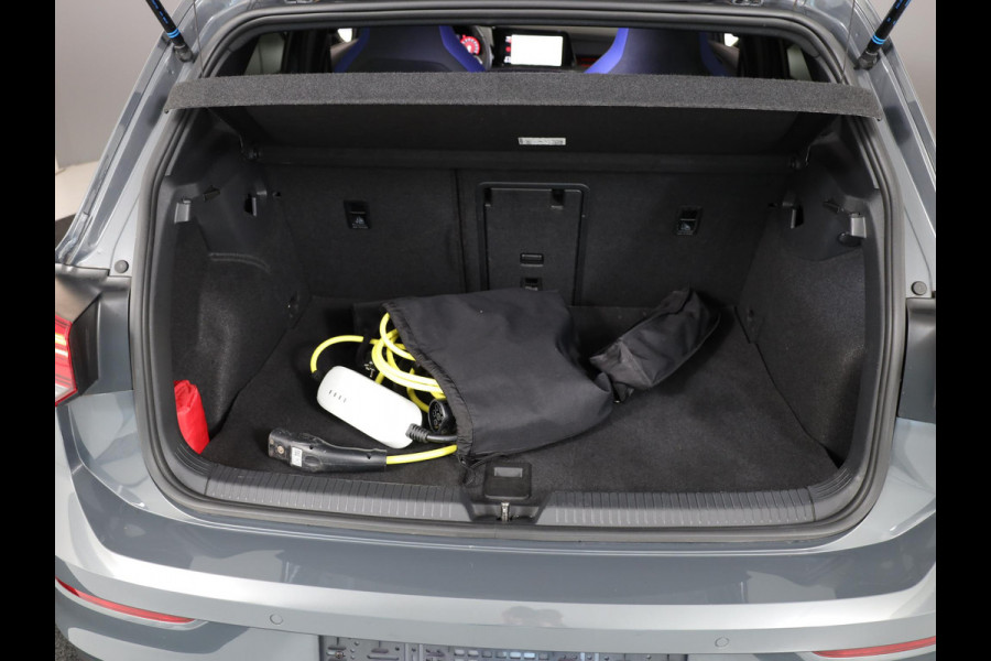 Volkswagen Golf 1.4 eHybrid GTE 245 pk Automaat (DSG) | Navigatie | Panoramadak | Parkeersensoren | Adaptieve cruise control | Stoelverwarming |