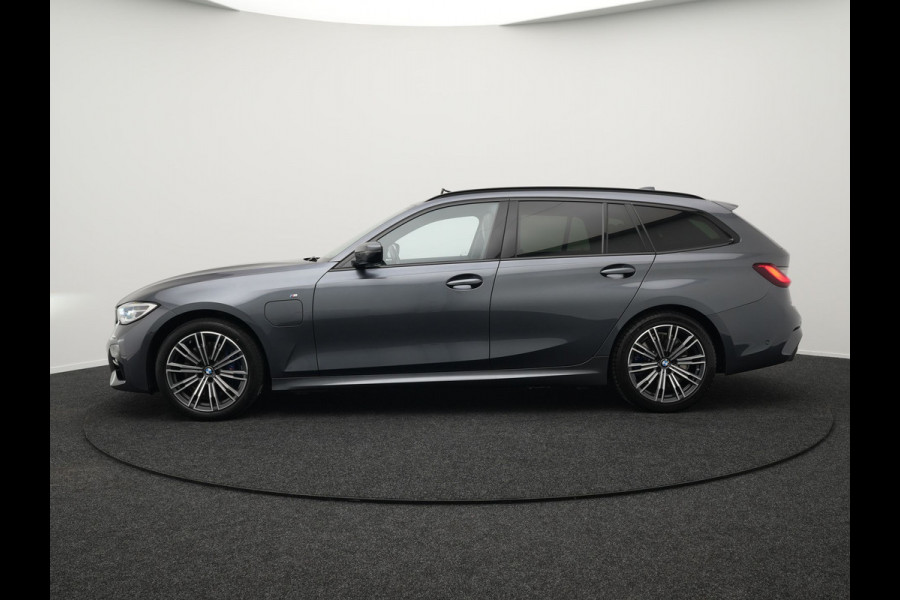 BMW 3 Serie Touring 330e M Sport Plug In Hybrid Dealer O.H. PHEV | Panodak | Lederen Sportstoelen Verwarmd | Adaptive Cruise | Navigatie | Apple Carplay | Camera | DAB | Sfeerverlichting |