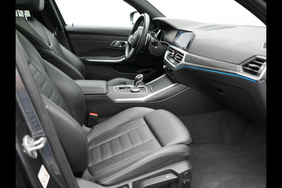 BMW 3 Serie Touring 330e M Sport Plug In Hybrid Dealer O.H. PHEV | Panodak | Lederen Sportstoelen Verwarmd | Adaptive Cruise | Navigatie | Apple Carplay | Camera | DAB | Sfeerverlichting |