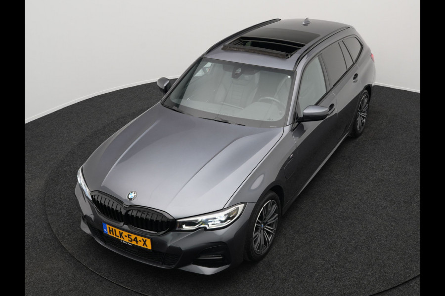 BMW 3 Serie Touring 330e M Sport Plug In Hybrid Dealer O.H. PHEV | Panodak | Lederen Sportstoelen Verwarmd | Adaptive Cruise | Navigatie | Apple Carplay | Camera | DAB | Sfeerverlichting |