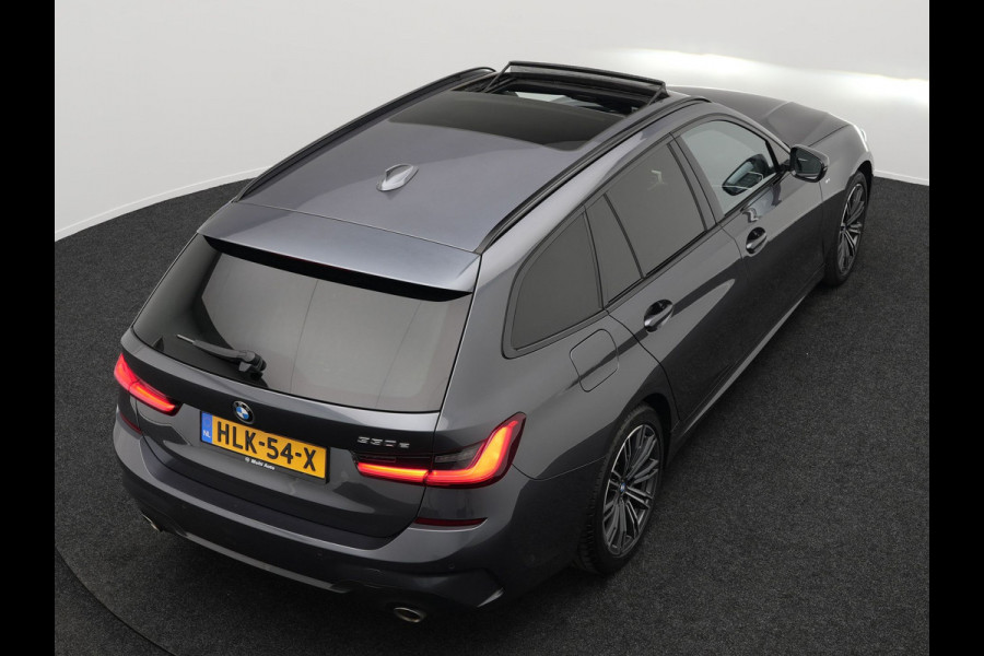 BMW 3 Serie Touring 330e M Sport Plug In Hybrid Dealer O.H. PHEV | Panodak | Lederen Sportstoelen Verwarmd | Adaptive Cruise | Navigatie | Apple Carplay | Camera | DAB | Sfeerverlichting |