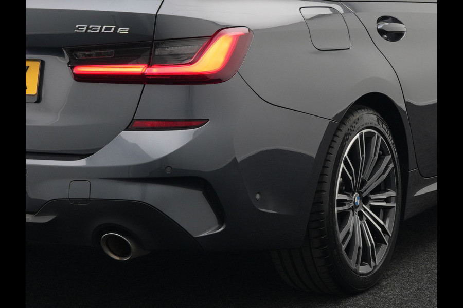 BMW 3 Serie Touring 330e M Sport Plug In Hybrid Dealer O.H. PHEV | Panodak | Lederen Sportstoelen Verwarmd | Adaptive Cruise | Navigatie | Apple Carplay | Camera | DAB | Sfeerverlichting |
