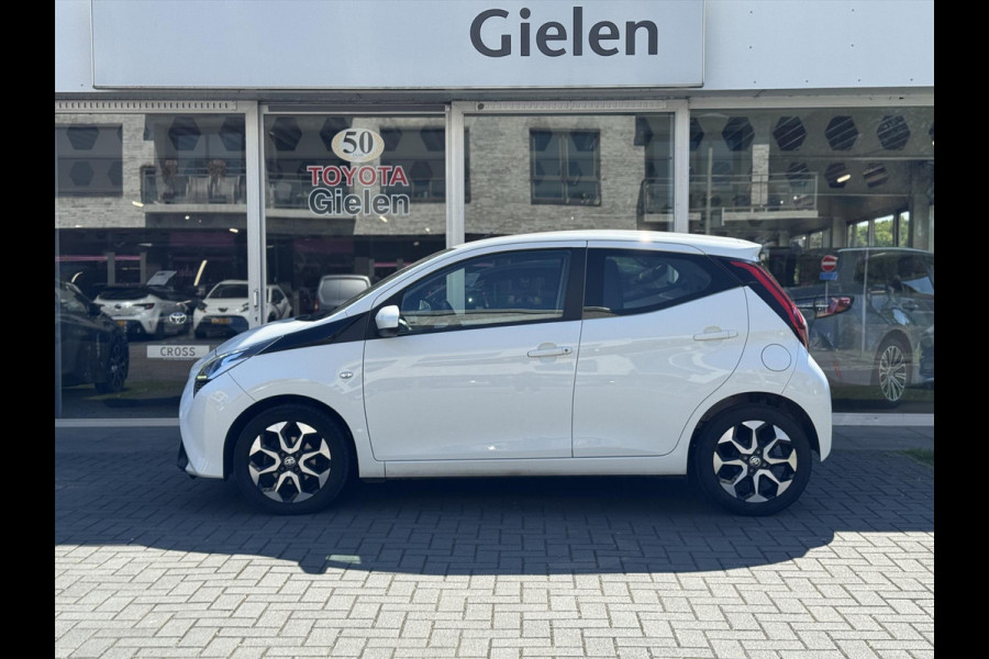 Toyota Aygo 1.0 VVT-i X-Joy | Apple CarPlay/Android Auto, Lichtmetalen velgen, Parkeercamera, Stuurbediening, In hoogte verstelbare stoel
