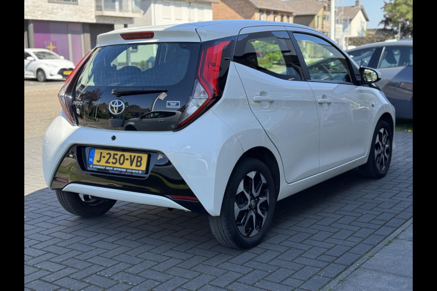 Toyota Aygo 1.0 VVT-i X-Joy | Apple CarPlay/Android Auto, Lichtmetalen velgen, Parkeercamera, Stuurbediening, In hoogte verstelbare stoel