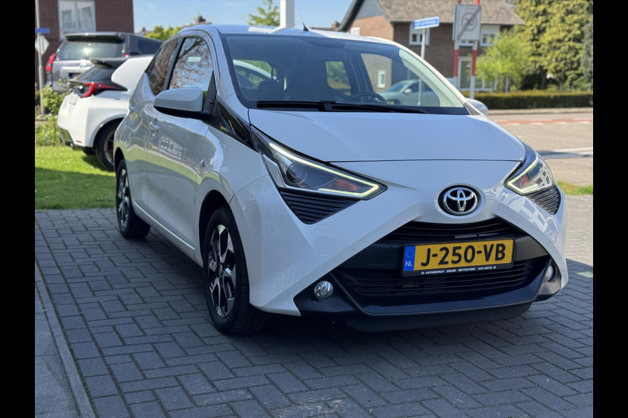 Toyota Aygo 1.0 VVT-i X-Joy | Apple CarPlay/Android Auto, Lichtmetalen velgen, Parkeercamera, Stuurbediening, In hoogte verstelbare stoel