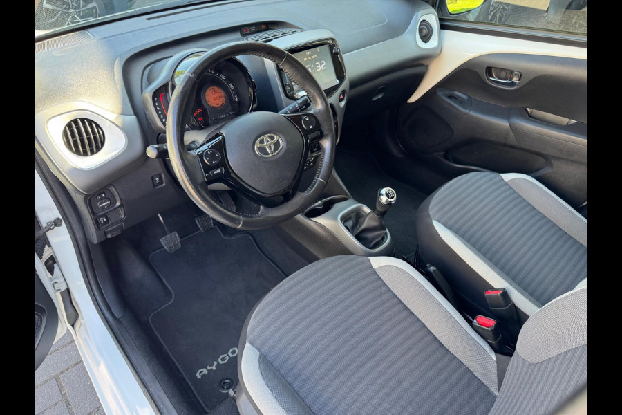 Toyota Aygo 1.0 VVT-i X-Joy | Apple CarPlay/Android Auto, Lichtmetalen velgen, Parkeercamera, Stuurbediening, In hoogte verstelbare stoel