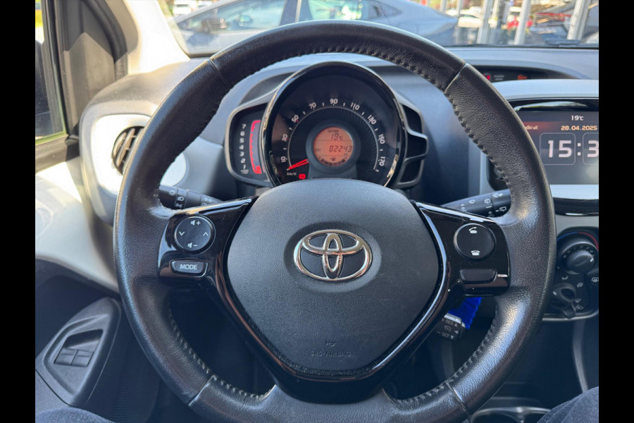 Toyota Aygo 1.0 VVT-i X-Joy | Apple CarPlay/Android Auto, Lichtmetalen velgen, Parkeercamera, Stuurbediening, In hoogte verstelbare stoel