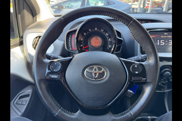Toyota Aygo 1.0 VVT-i X-Joy | Apple CarPlay/Android Auto, Lichtmetalen velgen, Parkeercamera, Stuurbediening, In hoogte verstelbare stoel