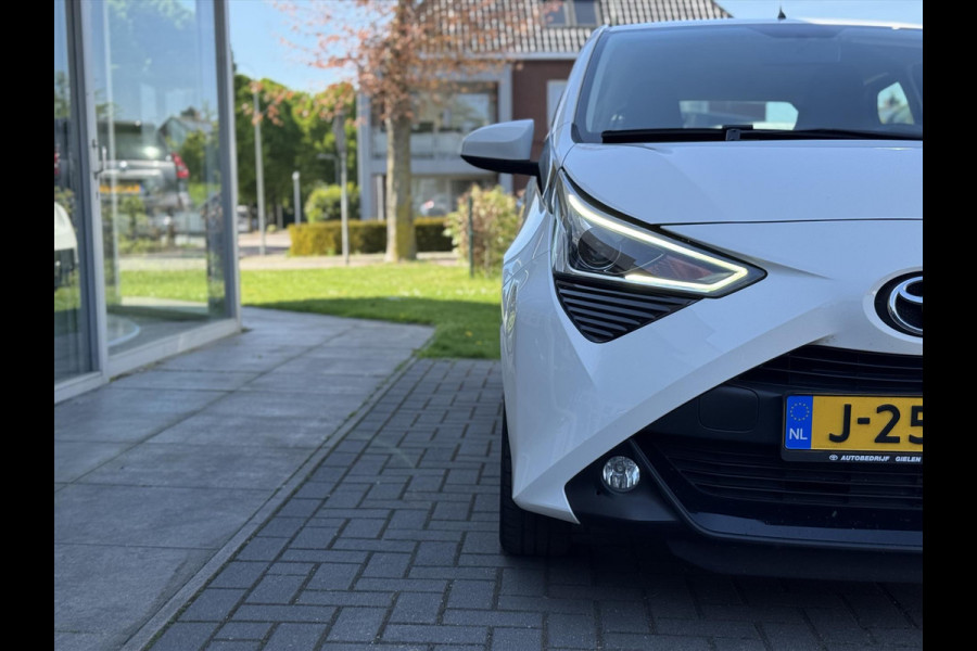 Toyota Aygo 1.0 VVT-i X-Joy | Apple CarPlay/Android Auto, Lichtmetalen velgen, Parkeercamera, Stuurbediening, In hoogte verstelbare stoel