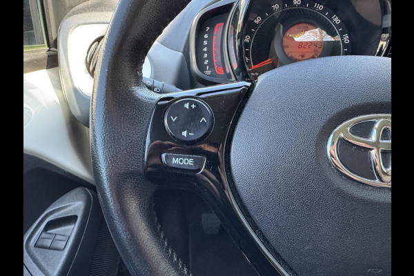 Toyota Aygo 1.0 VVT-i X-Joy | Apple CarPlay/Android Auto, Lichtmetalen velgen, Parkeercamera, Stuurbediening, In hoogte verstelbare stoel