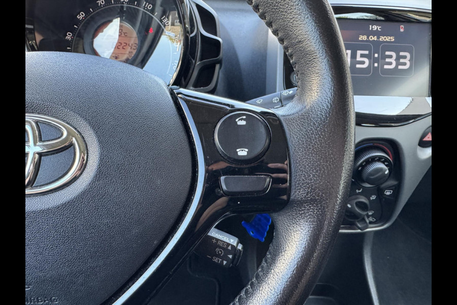Toyota Aygo 1.0 VVT-i X-Joy | Apple CarPlay/Android Auto, Lichtmetalen velgen, Parkeercamera, Stuurbediening, In hoogte verstelbare stoel