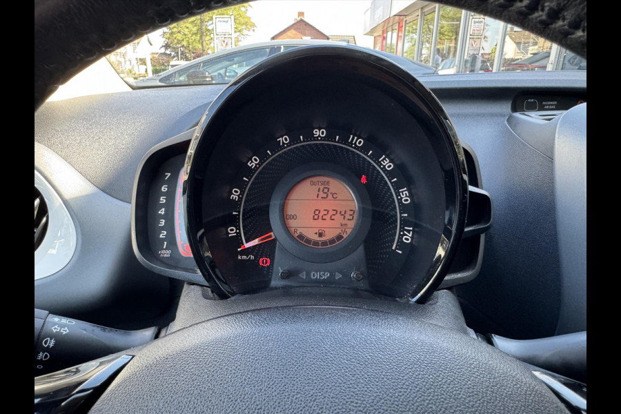 Toyota Aygo 1.0 VVT-i X-Joy | Apple CarPlay/Android Auto, Lichtmetalen velgen, Parkeercamera, Stuurbediening, In hoogte verstelbare stoel