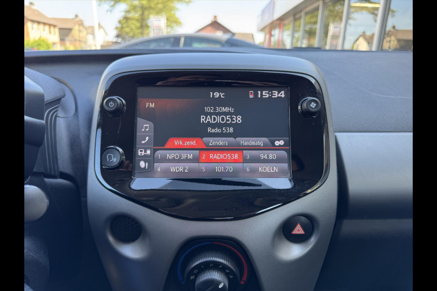 Toyota Aygo 1.0 VVT-i X-Joy | Apple CarPlay/Android Auto, Lichtmetalen velgen, Parkeercamera, Stuurbediening, In hoogte verstelbare stoel