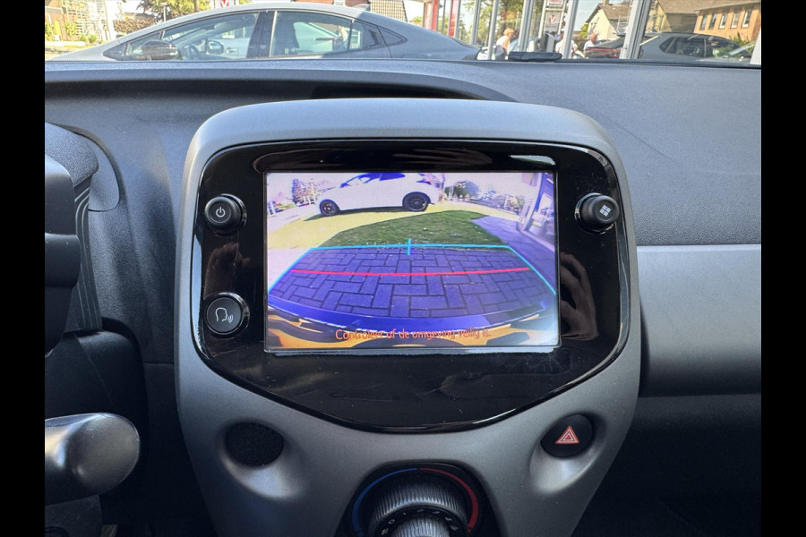 Toyota Aygo 1.0 VVT-i X-Joy | Apple CarPlay/Android Auto, Lichtmetalen velgen, Parkeercamera, Stuurbediening, In hoogte verstelbare stoel