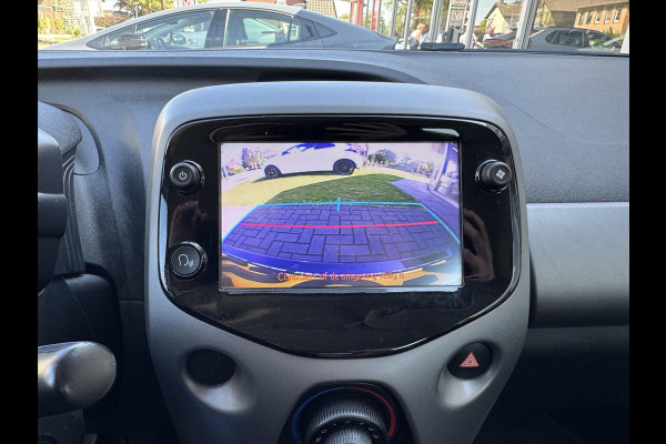 Toyota Aygo 1.0 VVT-i X-Joy | Apple CarPlay/Android Auto, Lichtmetalen velgen, Parkeercamera, Stuurbediening, In hoogte verstelbare stoel